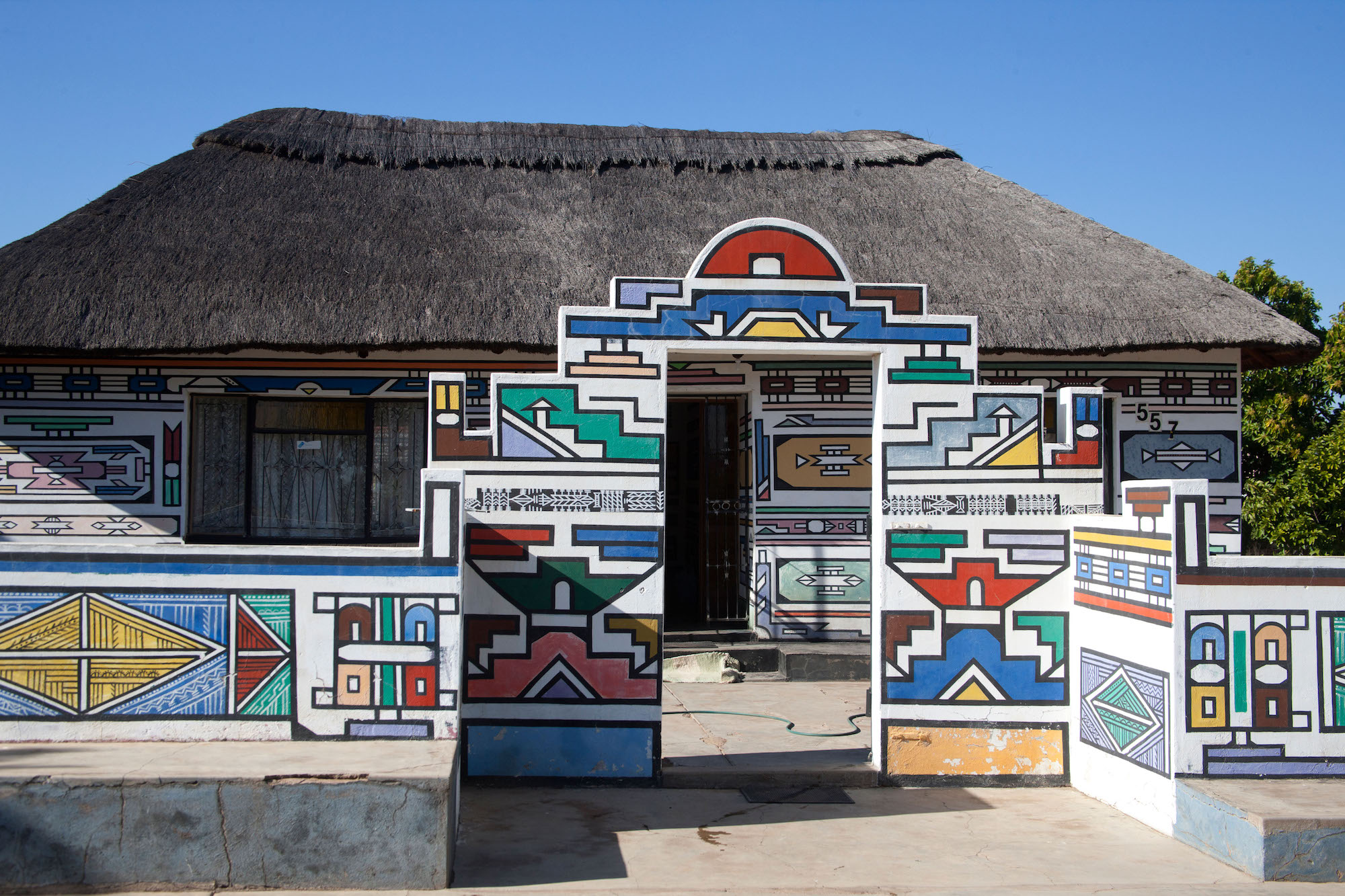 Ndebele House Painting The Colorful Geometric Art Of South Africa s ndebele-house-painting-the-colorful-geometric-art-of-south-africa-s